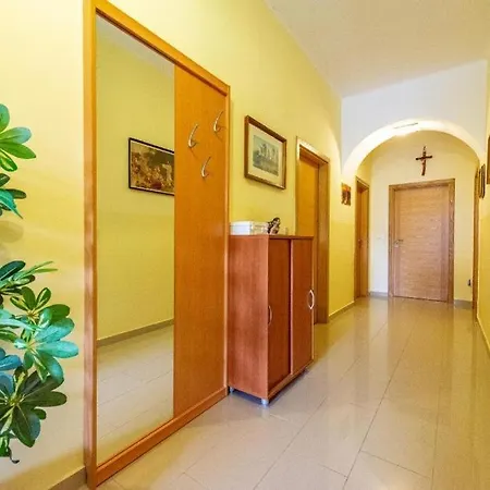 Vakantiehuis 4679-2 For 10 Pers In *