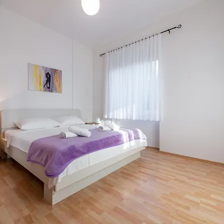 Vakantiehuis 4679-2 For 10 Pers In
